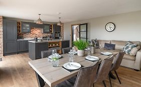 Designer Cotswold Post House With External Sauna
